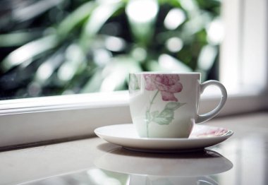 bir kahve çay fincanı pencerenin açık Manzaralı