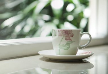 bir kahve çay fincanı pencerenin açık Manzaralı