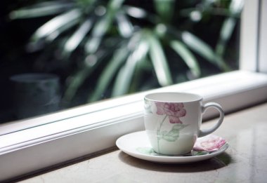 bir kahve çay fincanı pencerenin açık Manzaralı