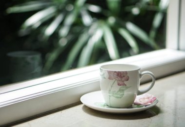 bir kahve çay fincanı pencerenin açık Manzaralı