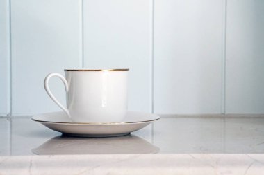 Altın çizgili beyaz seramik kupa 