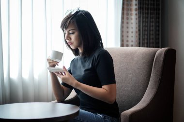 kahve içmek kadın otel odasında pencere tarafından