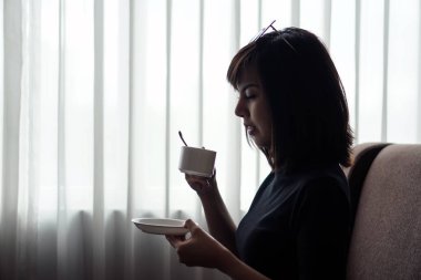 kahve içmek kadın otel odasında pencere tarafından