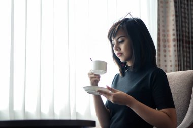 kahve içmek kadın otel odasında pencere tarafından