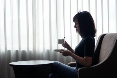 kahve içmek kadın otel odasında pencere tarafından