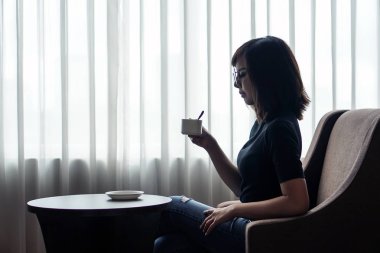 kahve içmek kadın otel odasında pencere tarafından