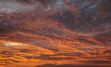 kırmızı turuncu sabah şafak gökyüzü ve bulut gündoğumu