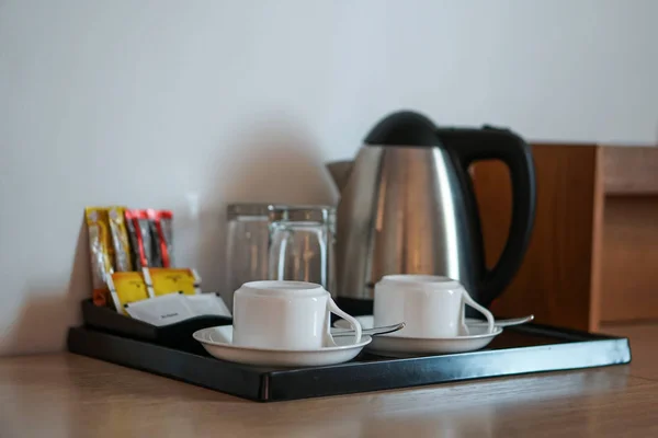 İçecek kahve fincanı, su ısıtıcısı, gözlük, çay, kahve, şeker otel odasında ayarla