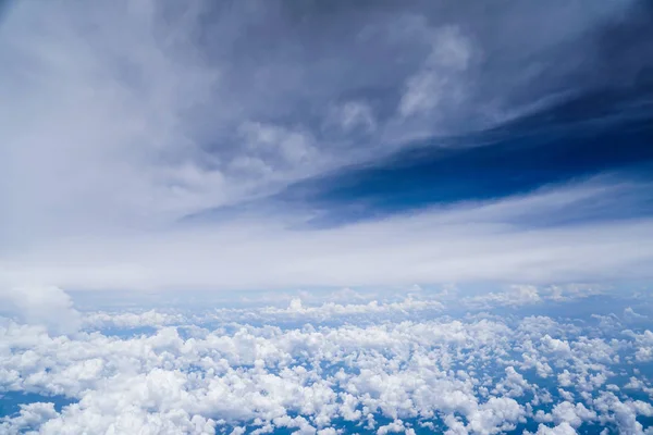 Chmura niebieski niebo ptaka od airplane — Zdjęcie stockowe