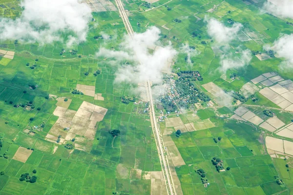 Luftaufnahme myanmarische Landschaft aus dem Flugzeug, Wolke, Land, Fluss, Architektur — Stockfoto