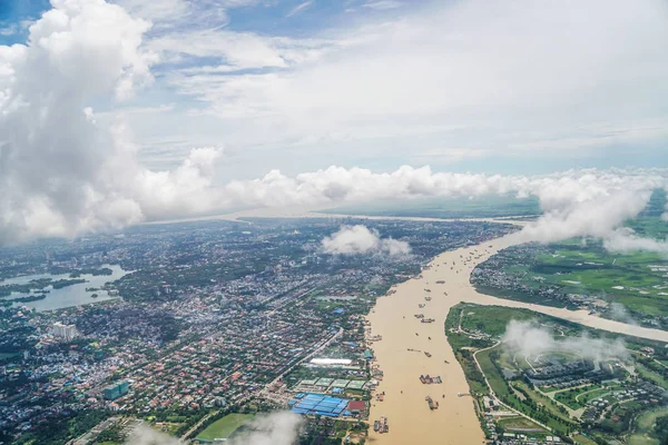 Havadan görünümü Myanmar manzara uçak, bulut, arazi, nehir, mimari