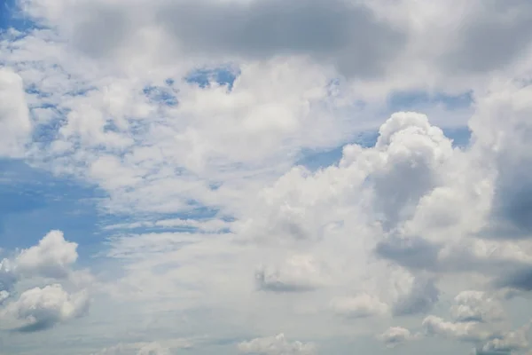 Céu azul e fundo nuvem branca — Fotografia de Stock