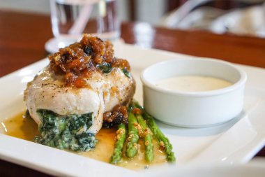 tavuk göğsü kuşkonmaz elma sosu sos