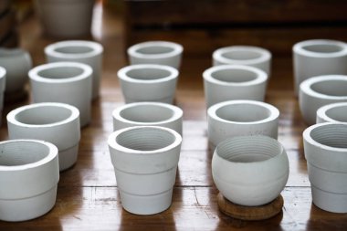 Beyaz kil seramik ahşap masa tencere dikim