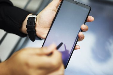 el bir smartphone tutun, telefon ekranını göster, yukarı alay