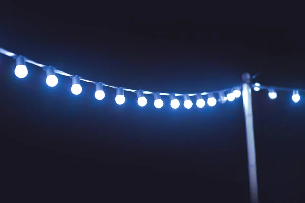 Raf Üzerinde Açık Mavi Işık Ampüller — Stok fotoğraf