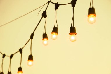 renk arka plan üzerinde Işık Ampüller dekorasyon aydınlatma