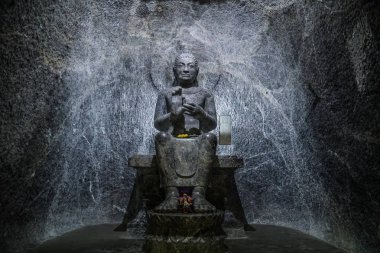 Wat Pha Phuttharam, Ratchaburi mağarada antik Buda heykeli
