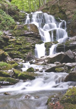 Saf ve soğuk dağ nehir çalışmaya kayalık taş ve akımları arasında şelale içine