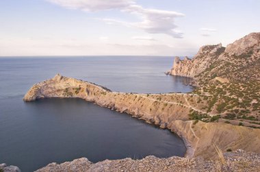 Sıcak yaz mevsiminde bitki olmadan popüler kayalık burun