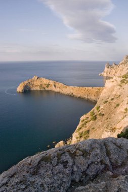 Sıcak yaz mevsiminde bitki olmadan popüler kayalık burun