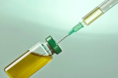 Aşı ve gri arka plan üzerinde izole şırınga ile tıbbi ampül