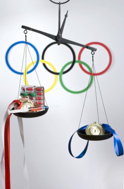 Spor kavram doping. Uyuşturucu ve siyah arka plan üzerine madalya.