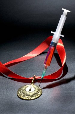 Şırınga doping saplar olarak popüler kırmızı steroid bir altın madalya karanlık bir arka plan üzerinde