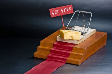 Sadece serbest peynir fare kapanı içinde olduğunu: peynir tuzak kavramı ve ücretsiz kayıt izole siyah arka plan üzerine fare kapanı.