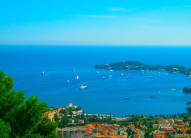 Nice, Villefranche-sur-Mer, Cape Cap-Ferrat görünümü parlak güneşli bir günde. Cote d'Azur, French Riviera, Fransa