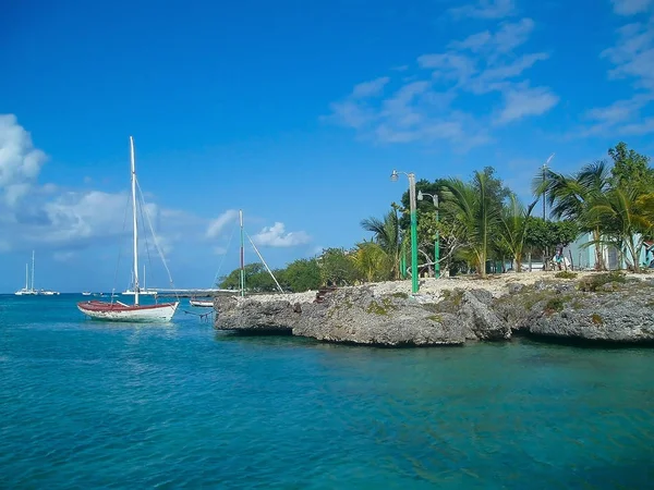 Bellos veleros blancos y barcos en el mar azul turquesa frente a la costa, el Caribe, Saona, República Dominicana — Foto de Stock
