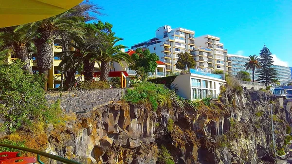Linha rochosa costeira de hotéis no Funchal, as montanhas. Madeira, Portugal — Fotografia de Stock