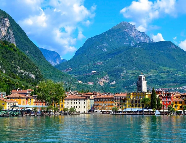 Pohled na Riva del Garda, Gardské jezero, Itálie — Stock fotografie