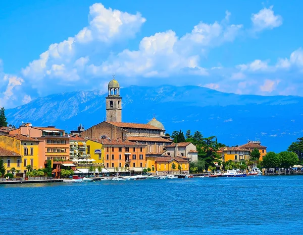 Krásný výhled z Riva del Garda, Gardské jezero, Itálie — Stock fotografie