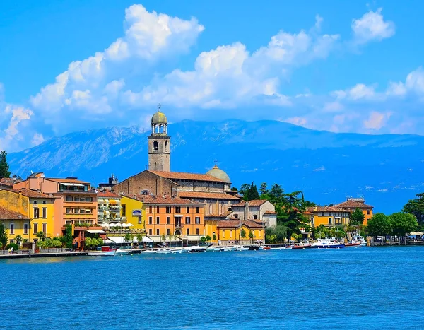 Wunderschöner blick auf riva del garda, gardasee, italien — Stockfoto