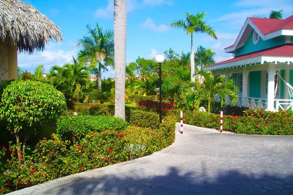 Territorio verde del hotel Gran Banya Luxor en Punta Cana. Casas y edificios coloridos en República Dominicana —  Fotos de Stock