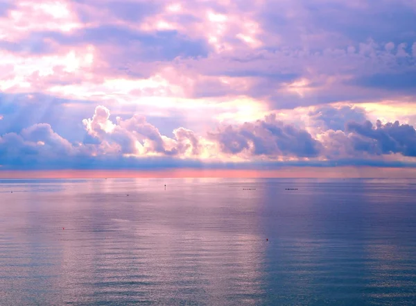 Яркий восход солнца в океане, яркие краски буйства красок — стоковое фото