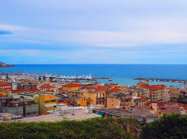 Blick auf den Hafen von San Remo (San Remo) und die Stadt an der azurblauen italienischen Riviera, Provinz Imperia, Westligurien, Italien — Stockfoto