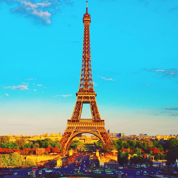 Vista para a Torre Eiffel em um dia ensolarado brilhante. Famoso lugar turístico . — Fotografia de Stock