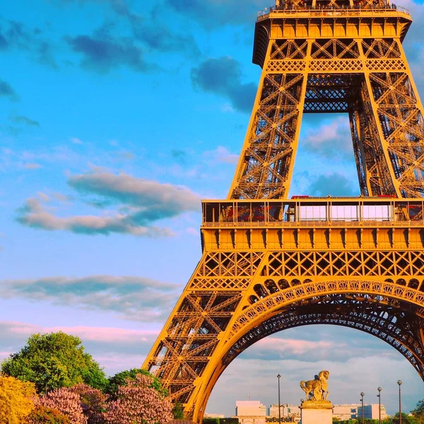 Beautiful view of the Eiffel Tower. bridge with sculptures, spring in Paris, France — Stock Photo, Image