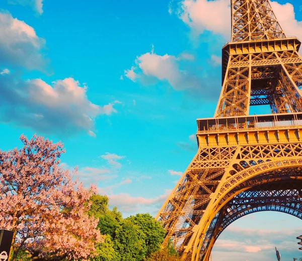 View of the Eiffel tower on a bright sunny day. Famous tourist place. — Stock Photo, Image
