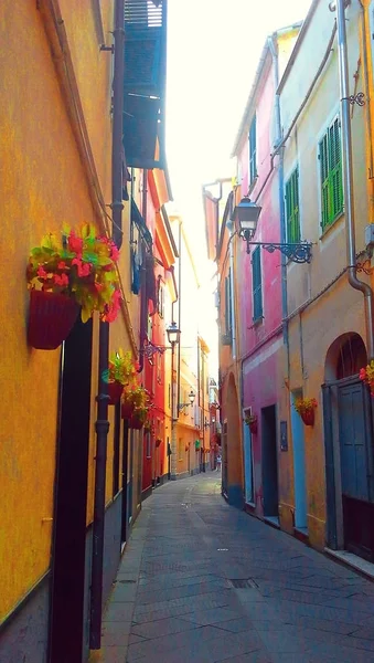 Вузька середньовічна вузька вулиця в Лігурії, Італія — стокове фото