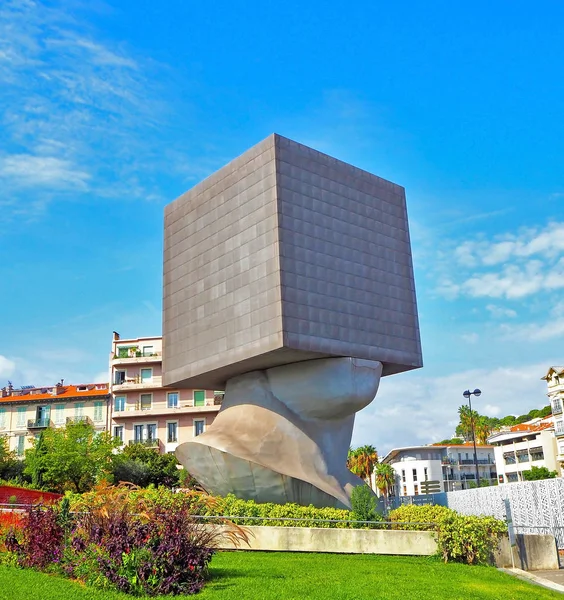 NICE, FRANCIA - SEPTIEMBRE 2017: Edificio de bibliotecas públicas en Niza, Francia. El edificio tiene la forma de una cabeza humana con el cuadrado en la cabeza — Foto de Stock