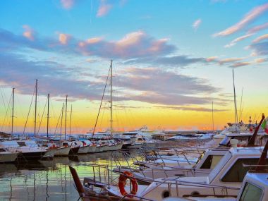 Lüks Yat ve yelkenli seaport batımında içinde. Deniz Park modern Motorlu kayak sandallar Liguria, İtalya