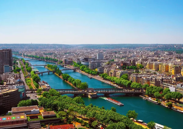 Luchtfoto van Parijs met luchtfoto van Eiffeltoren - de rivier de Seine en residentiële gebouwen — Stockfoto