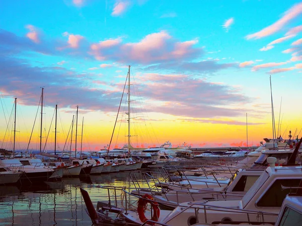 Πολυτελή Γιοτ Και Ιστιοπλοϊκά Στο Λιμάνι Στο Ηλιοβασίλεμα Θαλάσσιο Χώρο — Φωτογραφία Αρχείου
