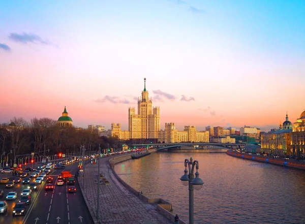 günbatımı manzarası Nehri Kotelnicheskaya dolgu, Moskova Nehri, Bolshoy Ustinsky köprüsü üzerinde konut bir gökdelenin üzerinde. Moscow, Rusya Federasyonu
