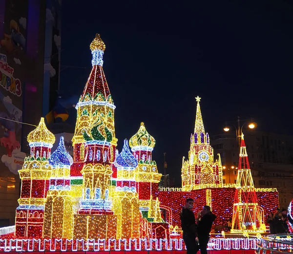 Moskova, Rusya - Aralık 2017: yılbaşı süslemeleri Kremlin'e ve Aziz Basil Katedrali yakınındaki alışveriş merkezi kare Kiev tren istasyonu Merkezi Moskova, Rusya, üzerinde 