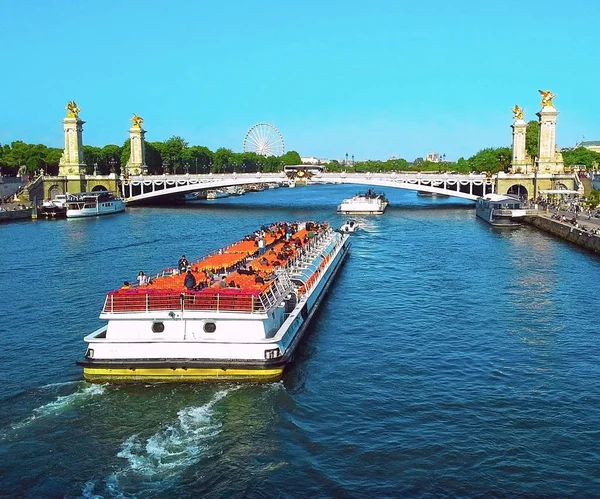 Dönme dolap Paris, Fransa'da bir Panoraması ile Seine Nehri Alexander III köprüden tekneyle turist