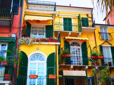 Renkli cephe ünlü tatil Alassio (Savona eyaletinde) İtalyan Rivierası Batı Liguria, İtalya